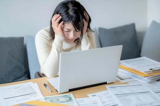 悩む主婦 悩む主婦 女性,主婦,若い女性の写真素材