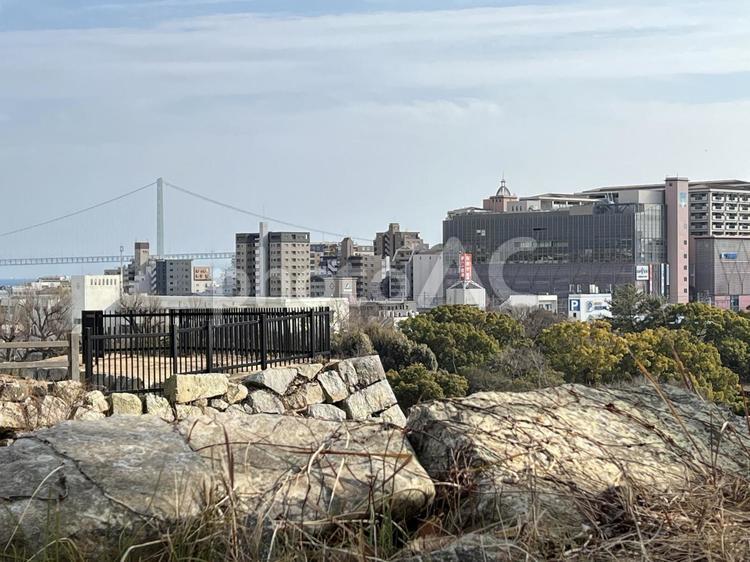 明石公園からの明石海峡大橋と明石の街並み  明石海峡大橋,明石公園,街並みの写真素材