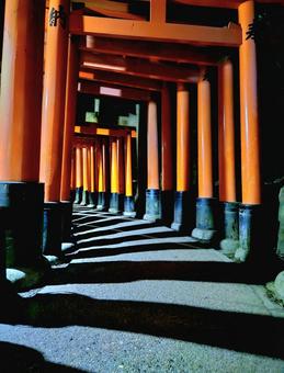 鳥居の影アート 鳥居の影アート 鳥居,伏見稲荷,稲荷の写真素材