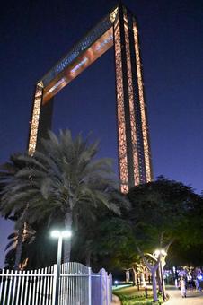 ドバイフレーム 建物,夜景,観光地の写真素材