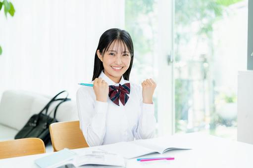 自宅で勉強をする女子高生 自宅で勉強をする女子高生 高校生,女子,笑顔の写真素材