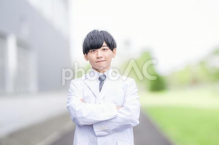 爽やかに腕組みする白衣男性 病院,医師,医者の写真素材