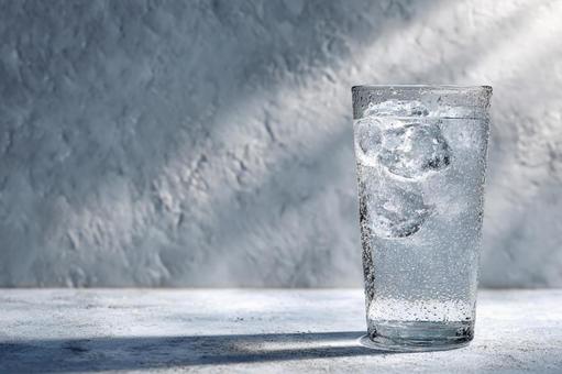 爽快な一杯:氷入り飲料水 爽快な一杯:氷入り飲料水の写真
