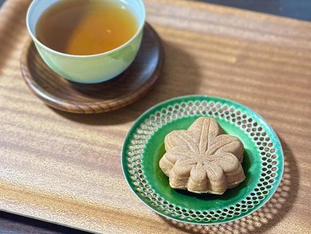 もみじ饅頭と日本茶 もみじ饅頭と日本茶 もみじ饅頭,和菓子,饅頭の写真素材