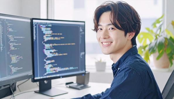 プログラミングをする男性エンジニア プログラミングをする男性エンジニアの写真