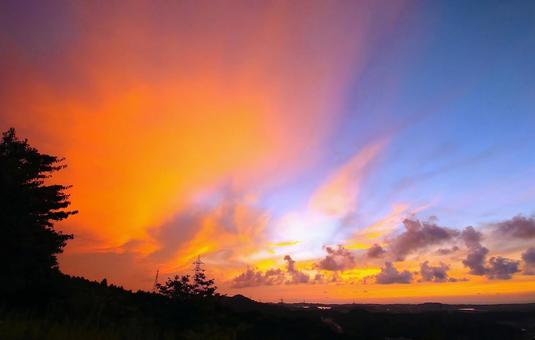 初秋の風景/オレンジ色に染まる夕焼け雲 初秋の風景/オレンジ色に染まる夕焼け雲の写真
