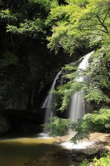 月待ちの滝(くぐり滝) 月待ちの滝(くぐり滝) 裏側,マイナスイオン,勢いの写真素材