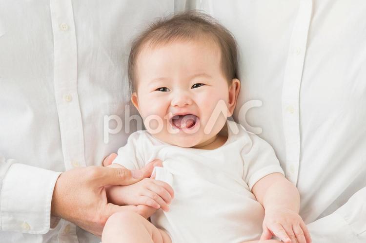 両親に抱かれる赤ちゃん（笑顔） 赤ちゃん,夫婦,両親の写真素材