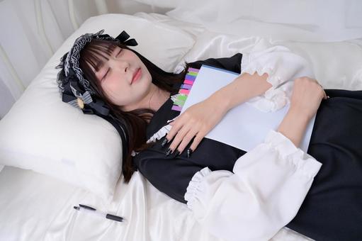 ノートを持って眠る地雷系女子 ノートを持って眠る地雷系女子 日本人,睡眠,眠るの写真素材