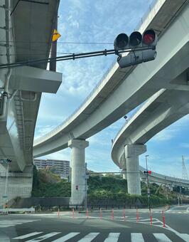 高架下の交差点 交差点,信号,横断歩道の写真素材