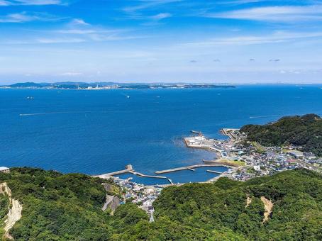 鋸山山頂駅展望台から金谷港と対岸の久里浜 鋸山山頂駅展望台から金谷港と対岸の久里浜 鋸山ロープウェー山頂駅展望台,金谷港,金谷漁港の写真素材
