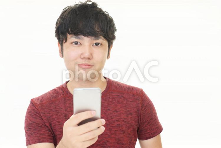 スマートフォンを持つ男性 スマホ,スマートフォン,携帯電話の写真素材