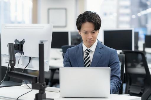 オフィスで仕事をする若いビジネスマン ビジネス,ビジネスマン,エンジニアの写真素材