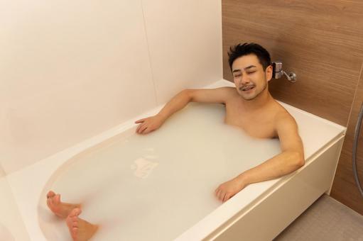お風呂に入る男性 お風呂に入る男性 ビジネスマン,男性,お風呂の写真素材