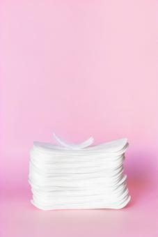 重なった生理用ナプキンと羽根 生理,月経,生理用品の写真素材