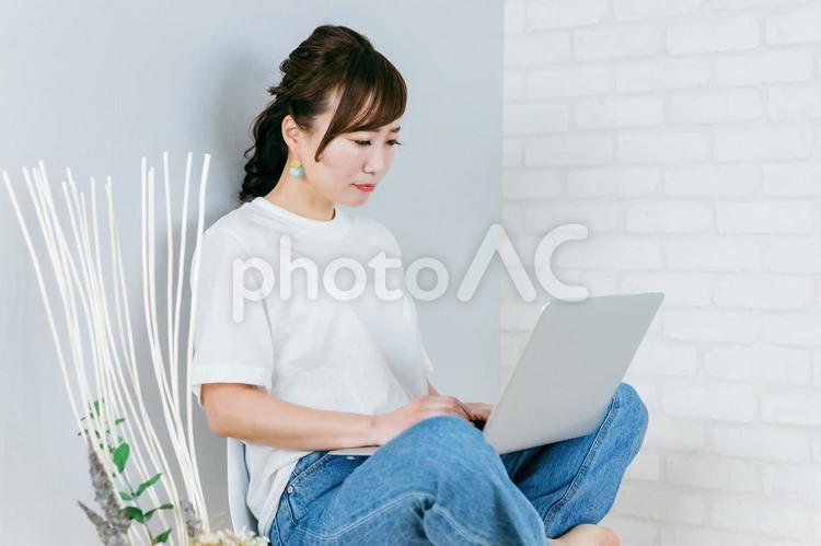 家でパソコンを使いながら困るアジア人女性 パソコン,困る,トラブルの写真素材
