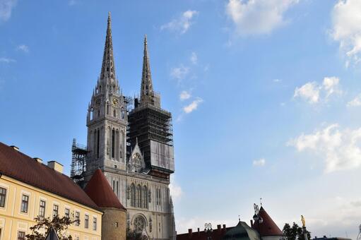 クロアチアのザグレブ大聖堂の尖塔と街並み ザグレブ大聖堂,クロアチア,ザグレブの写真素材
