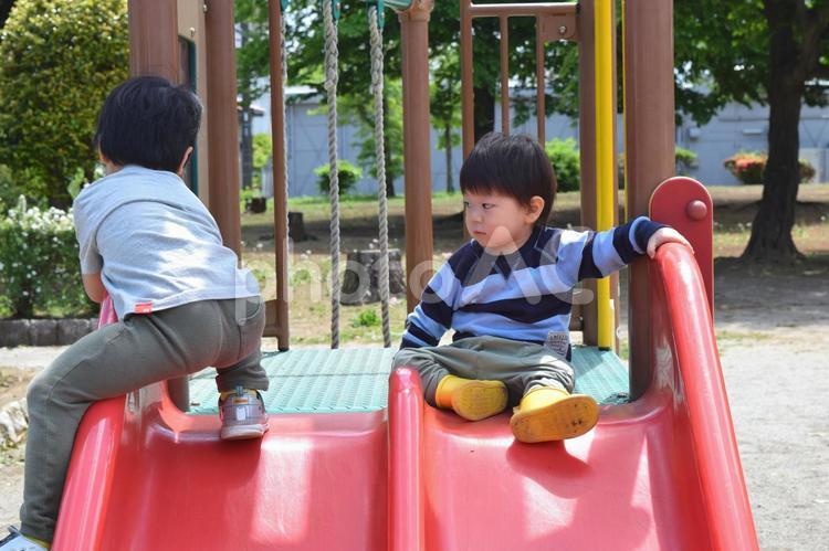 公園の滑り台で遊ぶ兄弟　2歳と5歳 幼児,子供,男児の写真素材