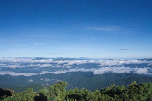 雲間に浮かぶ山々 風景,自然,山の写真素材