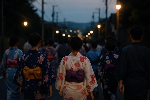 会場へ向かう浴衣姿の人々 会場へ向かう浴衣姿の人々の写真