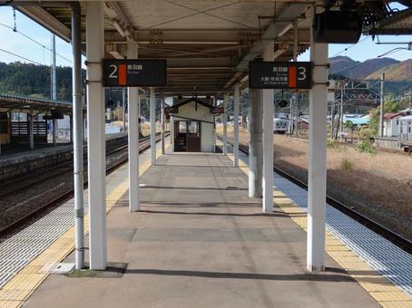 JR奥羽本線 大鰐温泉駅 jr奥羽本線,大鰐温泉駅,ホームの写真素材