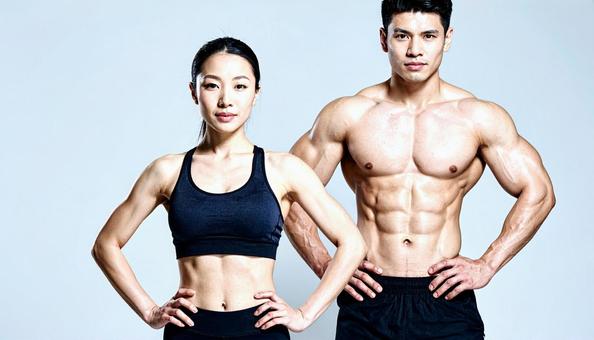 鍛え上げられた体でポーズをとる男女 鍛え上げられた体でポーズをとる男女の写真
