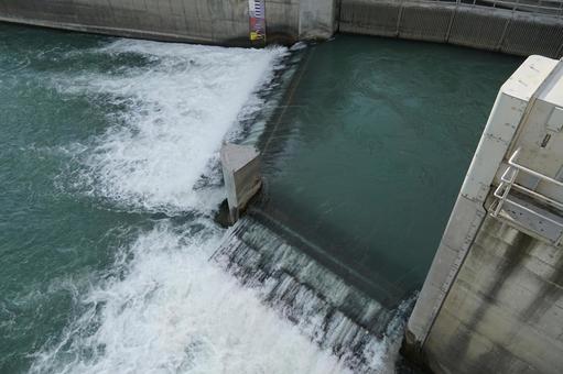 北海道平取町 二風谷ダムからの放流 北海道平取町 二風谷ダムからの放流の写真