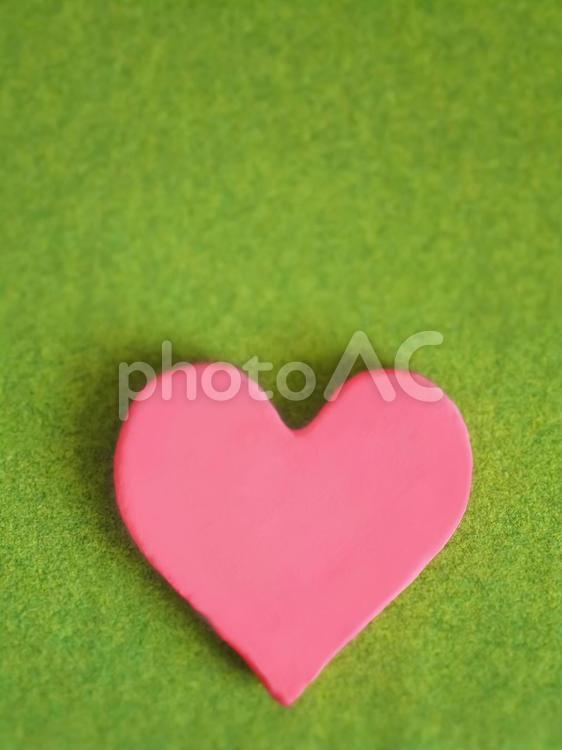 芝生とピンクのハート ハート,緑,ピンクの写真素材