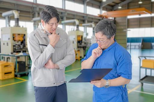 悩む作業員たち 作業員,工場作業,製造業の写真素材