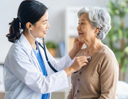 女医　外来診察の写真