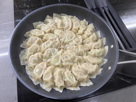 フライパンいっぱいの餃子 フライパンいっぱいの餃子の写真