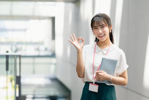 オフィスで働く若いビジネスウーマン オフィスで働く若いビジネスウーマン ビジネスウーマン,若い,女性の写真素材