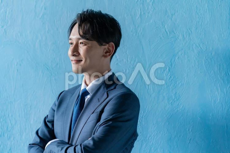 腕組みをするスーツを着た男性 男性,ビジネス,スーツの写真素材