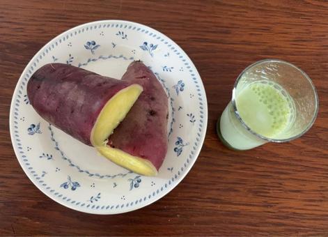 薩摩芋とおいしい酵素青汁DX牛乳の昼食 昼食,薩摩芋,紅はるかの写真素材