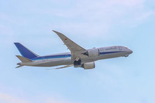 空港に沈む夕陽 空港に沈む夕陽 飛行機,航空機,旅客機の写真素材