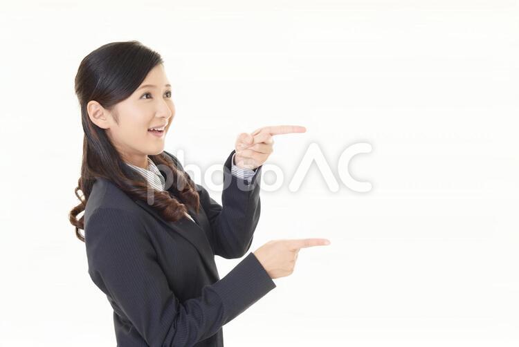 指示する笑顔のビジネスウーマン 女性,ビジネスウーマン,女の写真素材