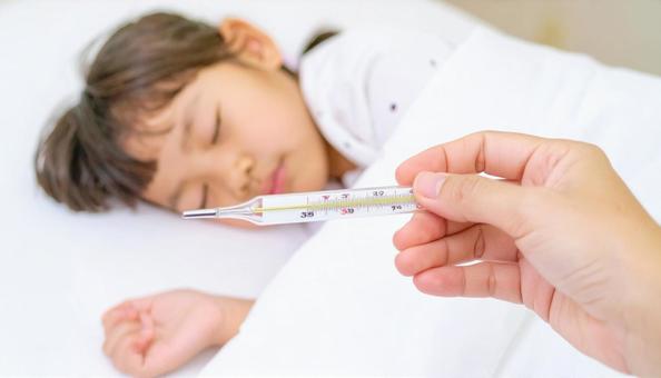 体温計を持つ母親の手と体調不良の子供 体温計を持つ母親の手と体調不良の子供の写真