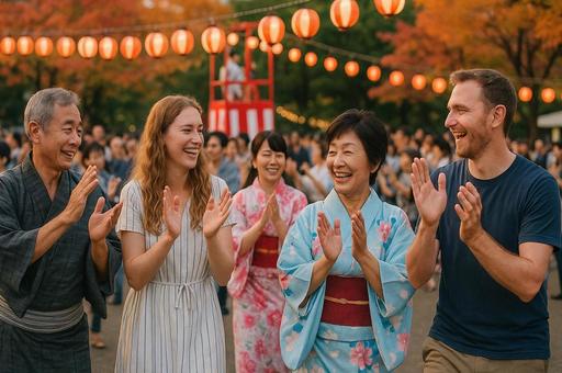 笑顔広がる盆踊り会場 笑顔広がる盆踊り会場の写真