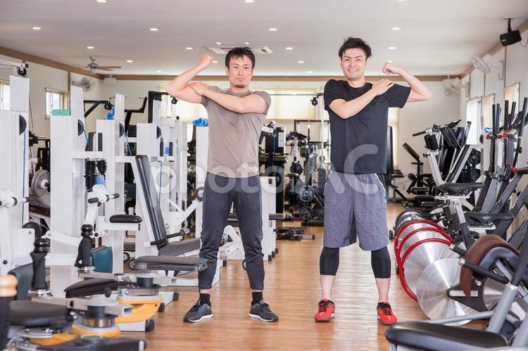 スポーツジムと男性 スポーツジム,男性,ガッツポーズの写真素材