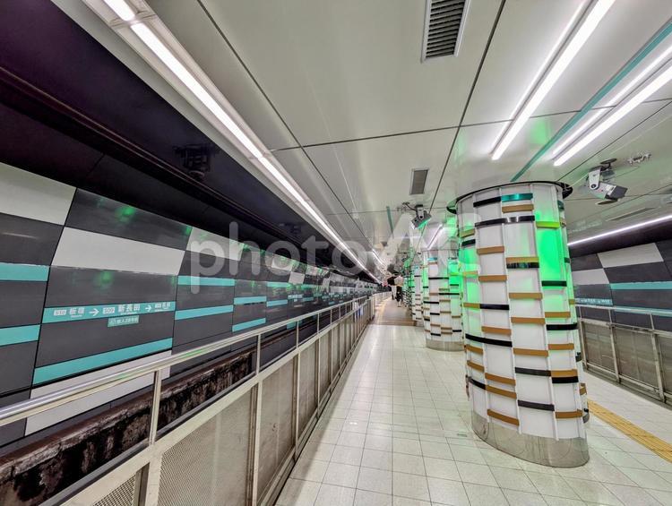 神戸市営地下鉄、新長田駅、ホーム 鉄道,交通,電車の写真素材