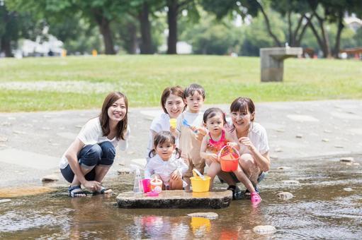 ママ友 母親 育児 水遊び ママ友 母親 育児 水遊び 育児,ママ友,公園の写真素材
