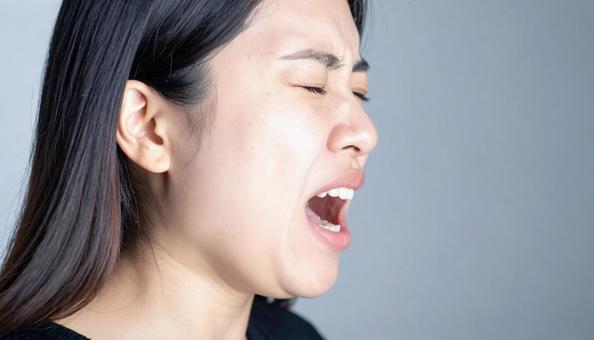 悲しくて泣く日本人女性・暗いイメージの写真