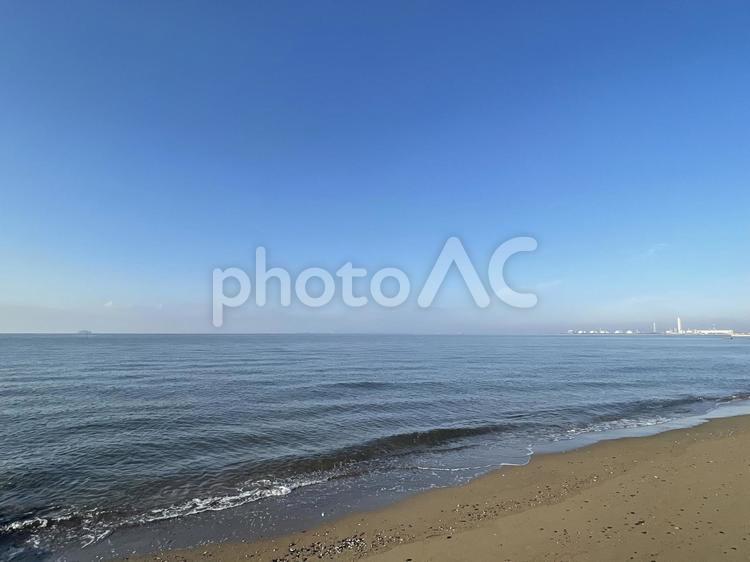 青空とビーチに打ち寄せる波景色 海,波,青空の写真素材