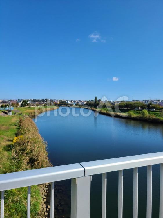 青空広がる川の風景 青空,橋,水辺の写真素材