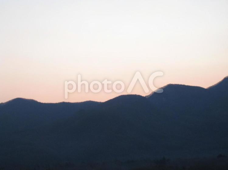 北軽井沢 山,霧,朝焼けの写真素材