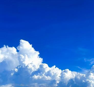 真夏の澄み渡る青空と湧き立つ入道雲 真夏の澄み渡る青空と湧き立つ入道雲の写真
