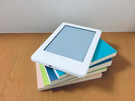 堆疊書籍和電子閱讀器 堆疊書籍和電子閱讀器