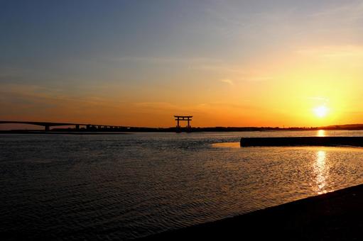 弁天島の鳥居と夕焼け 浜名湖,弁天島,大鳥居の写真素材