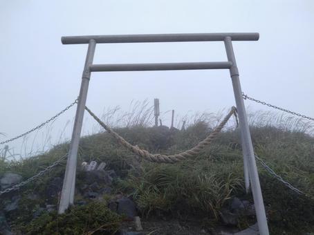 高千穂峰山頂に刺さる天の逆鉾 高千穂峰山頂に刺さる天の逆鉾の写真