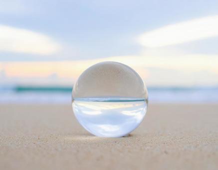 フォトジェニックな海辺、ガラス玉の写真